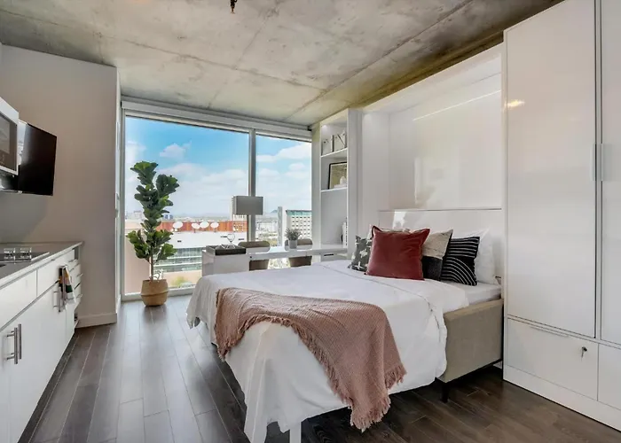 Apartment Boulevard Highrise Stu Sky Pool Gym 42 *